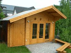 Blockbohlenhaus mit Abstellraum